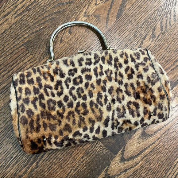 Vintage Handbags - VINTAGE Leopard Cheetah Faux Fur Fuzzy Clutch